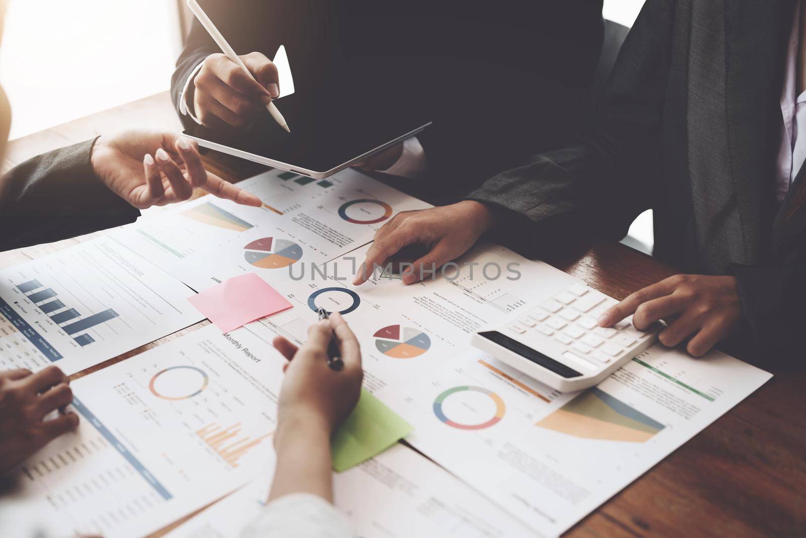 Planning to reduce investment risks, the image of a group of businesspeople working with partners is adjusting marketing strategies to analyze profitable and targeted customer needs at meetings.