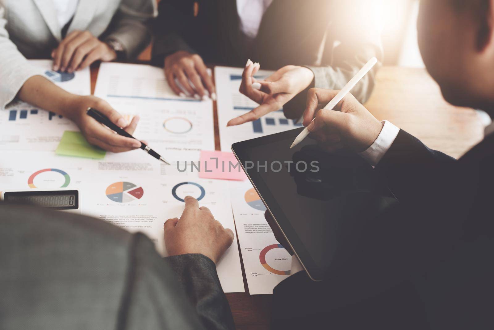 Planning to reduce investment risks, the image of a group of businesspeople working with partners is adjusting marketing strategies to analyze profitable and targeted customer needs at meetings.