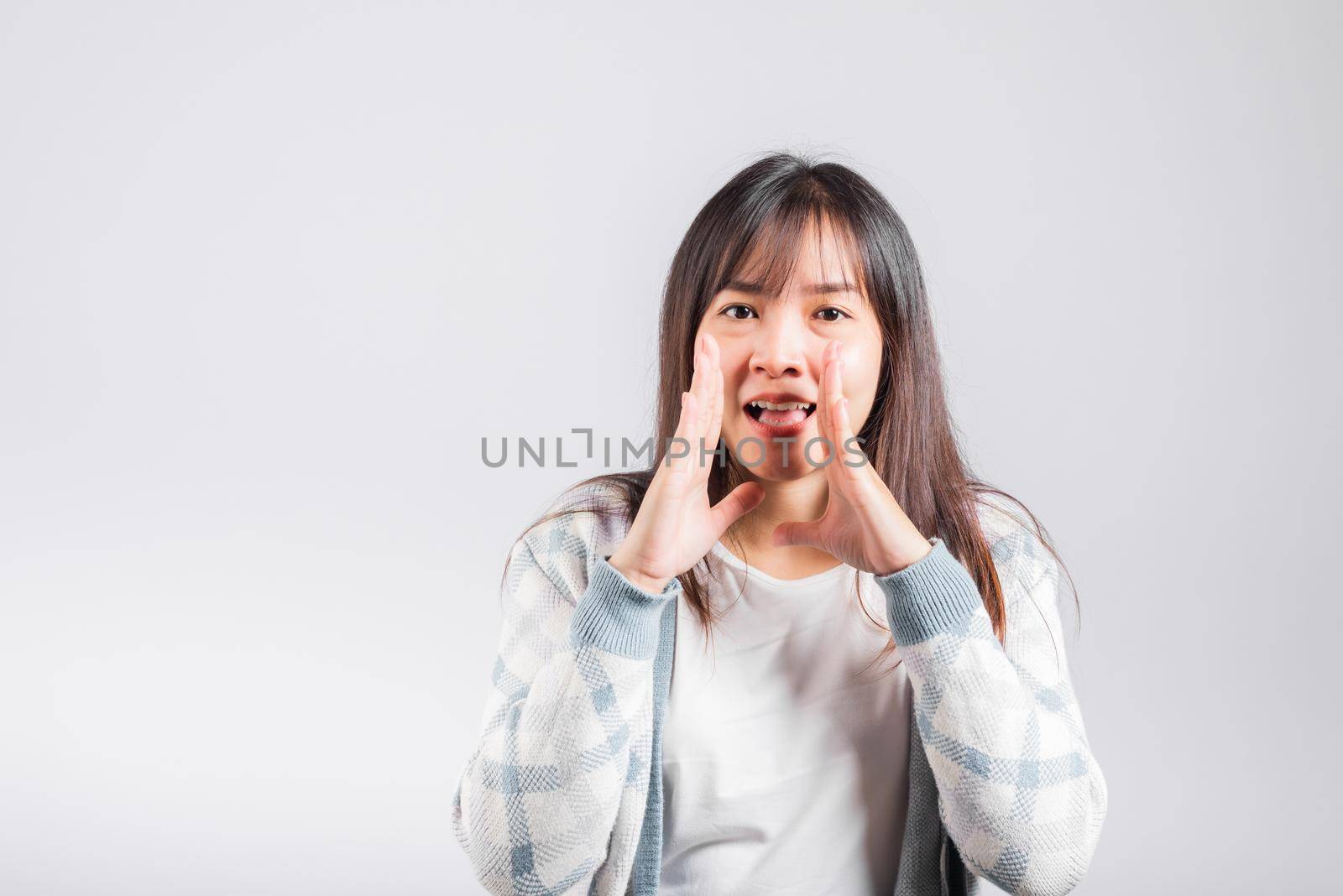 Happy woman hand on mouth talking whisper secret rumor, Asian beautiful young female excited tell gossip, studio shot isolated on white background with copy space