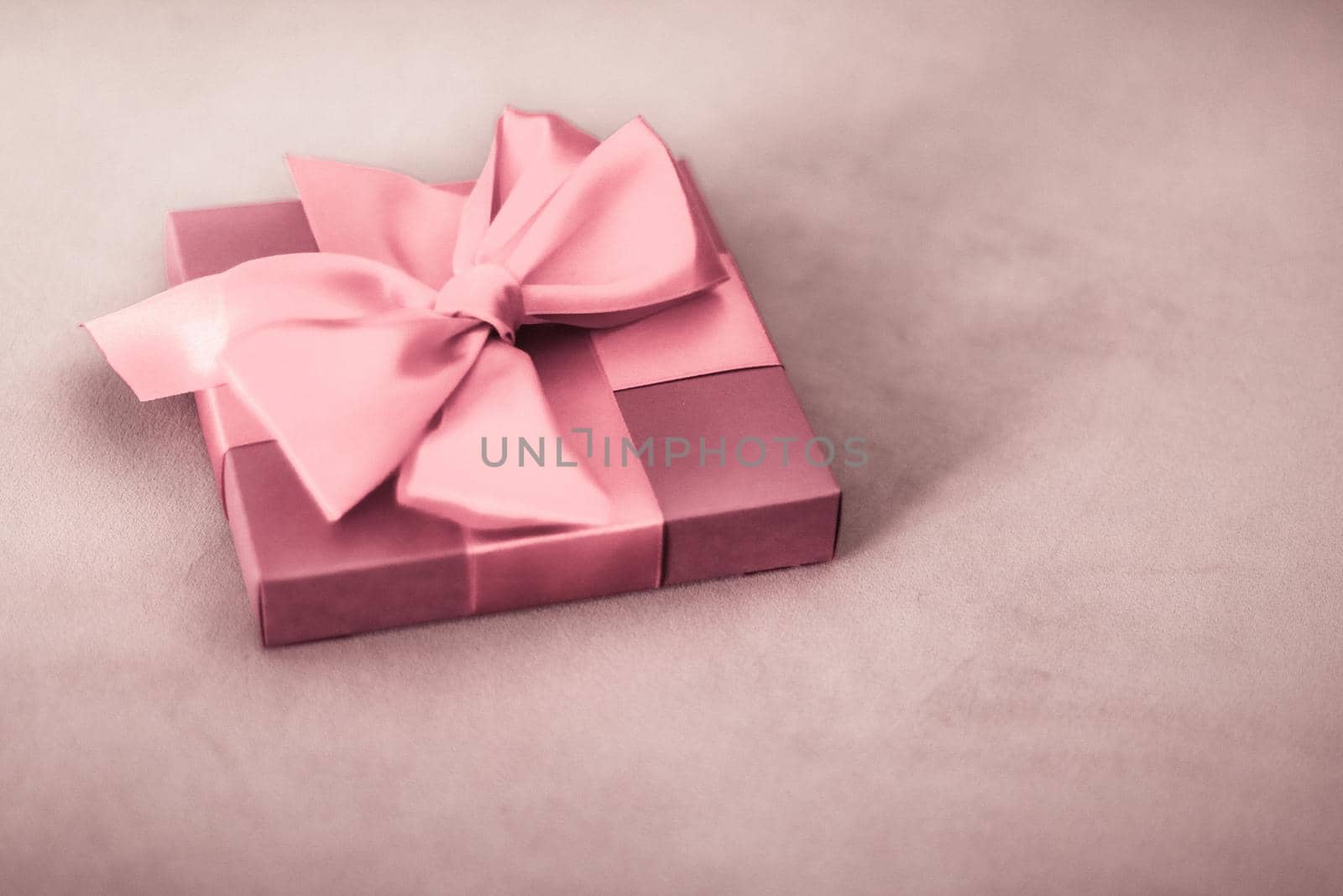 Birthday present, shop sale promotion and love celebration concept - Vintage luxury holiday blush pink gift box with silk ribbon and bow, christmas or valentines day decor