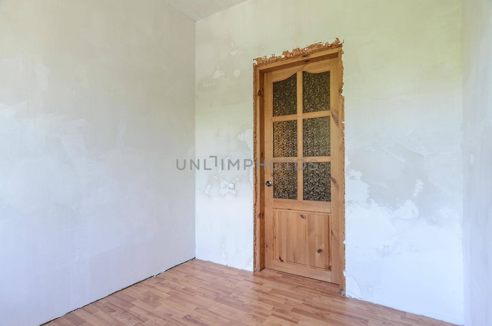 View of the front door in a small room after renovation by Madhourse