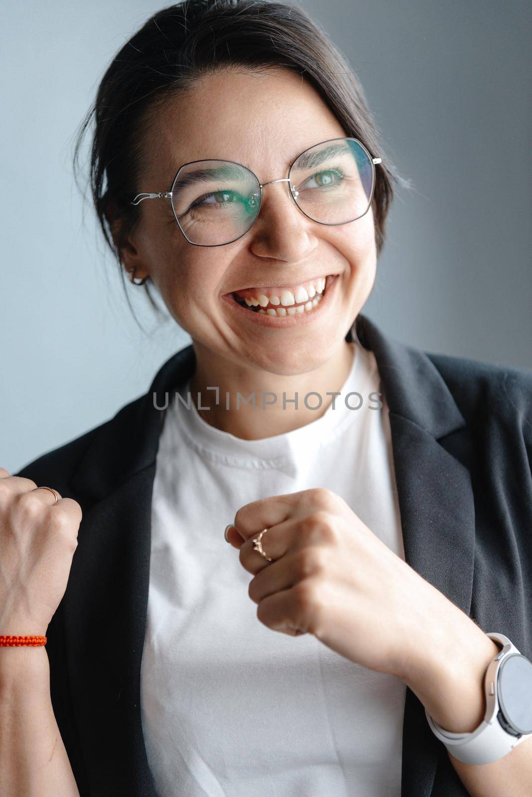 Portrait of a young mixed-race girl - Happy woman smiling for the camera - Concept of the Millennial generation and multi-ethnicity - Focus on the face