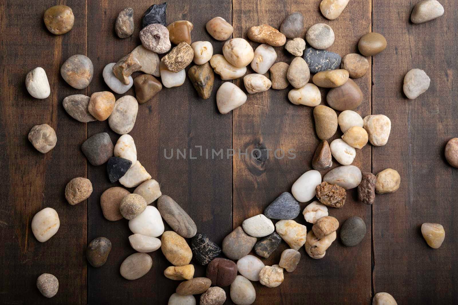 round pebbles heart shape frame by hayaship
