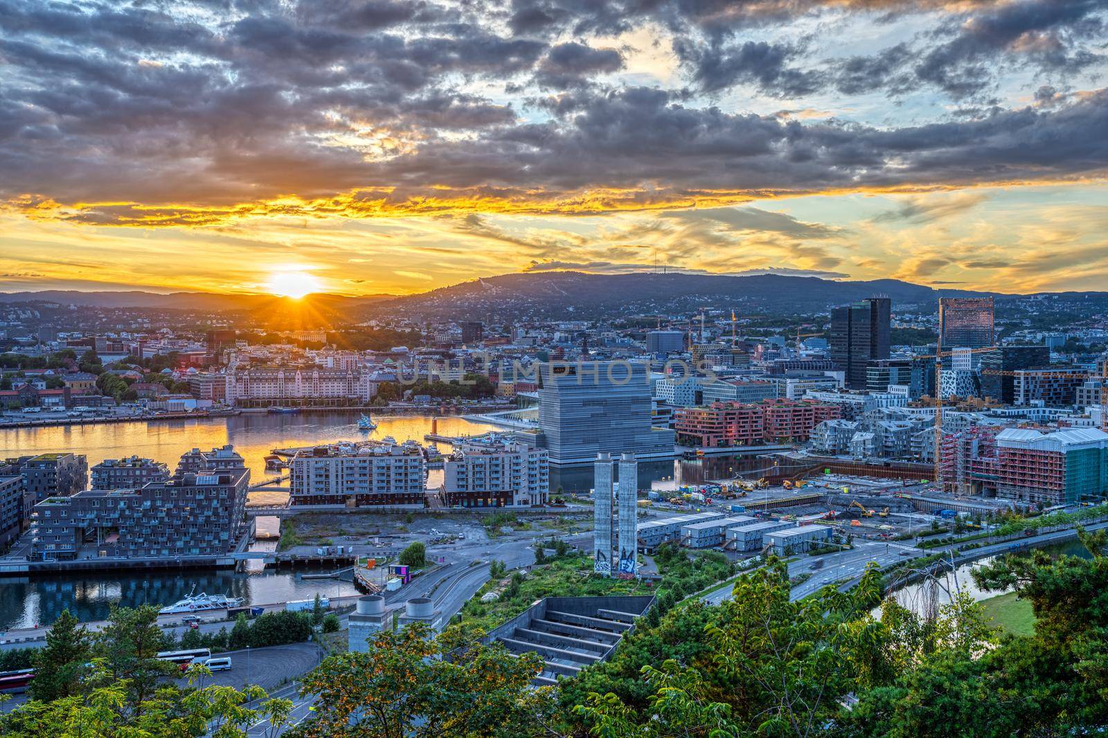 Beautiful sunset seen in Oslo by elxeneize
