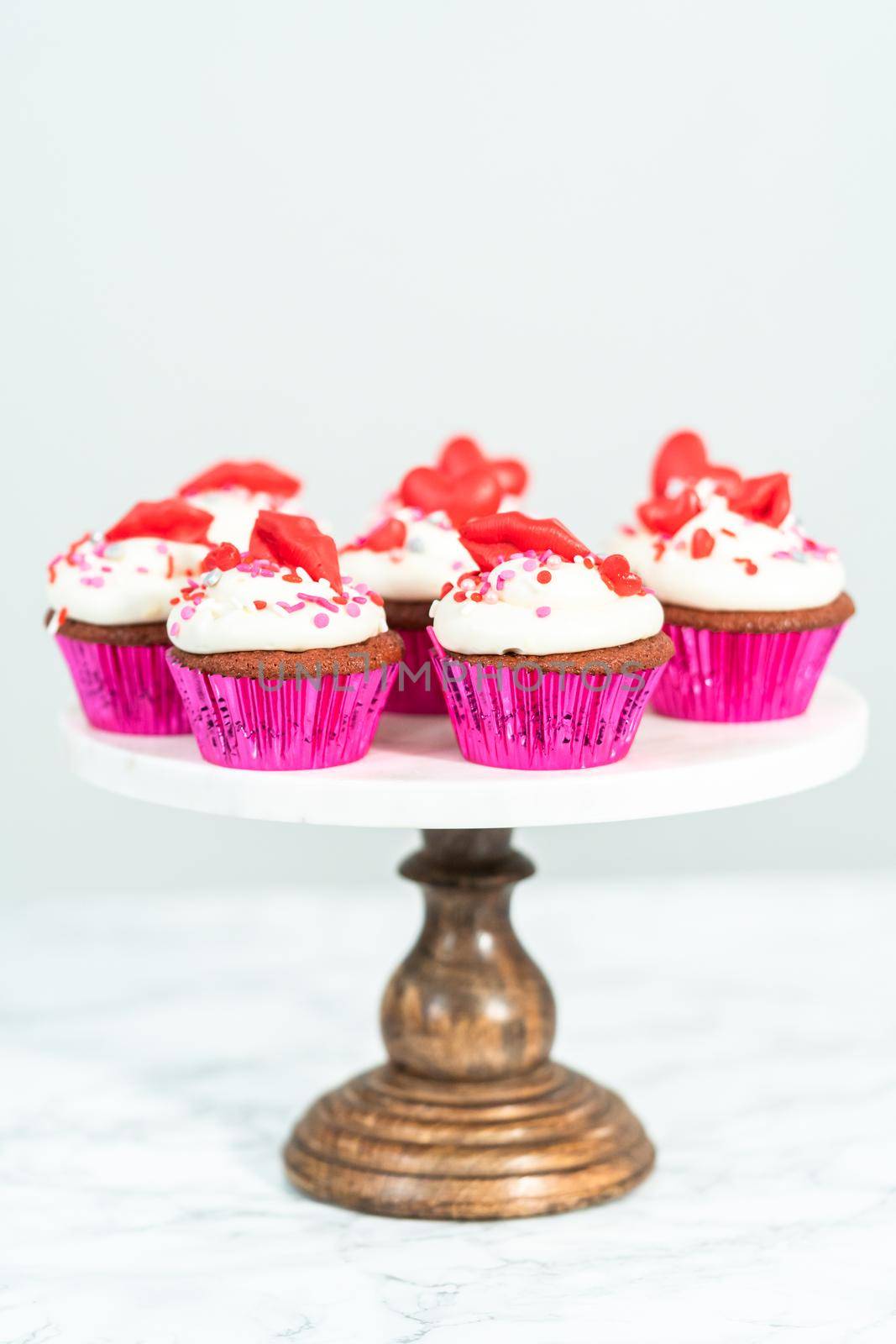 Red velvet cupcakes by arinahabich