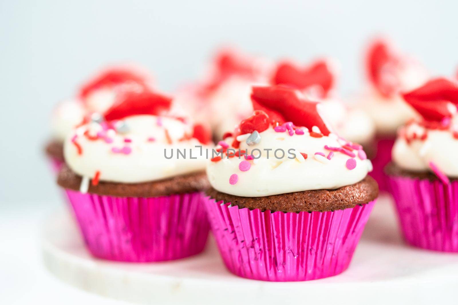 Red velvet cupcakes by arinahabich