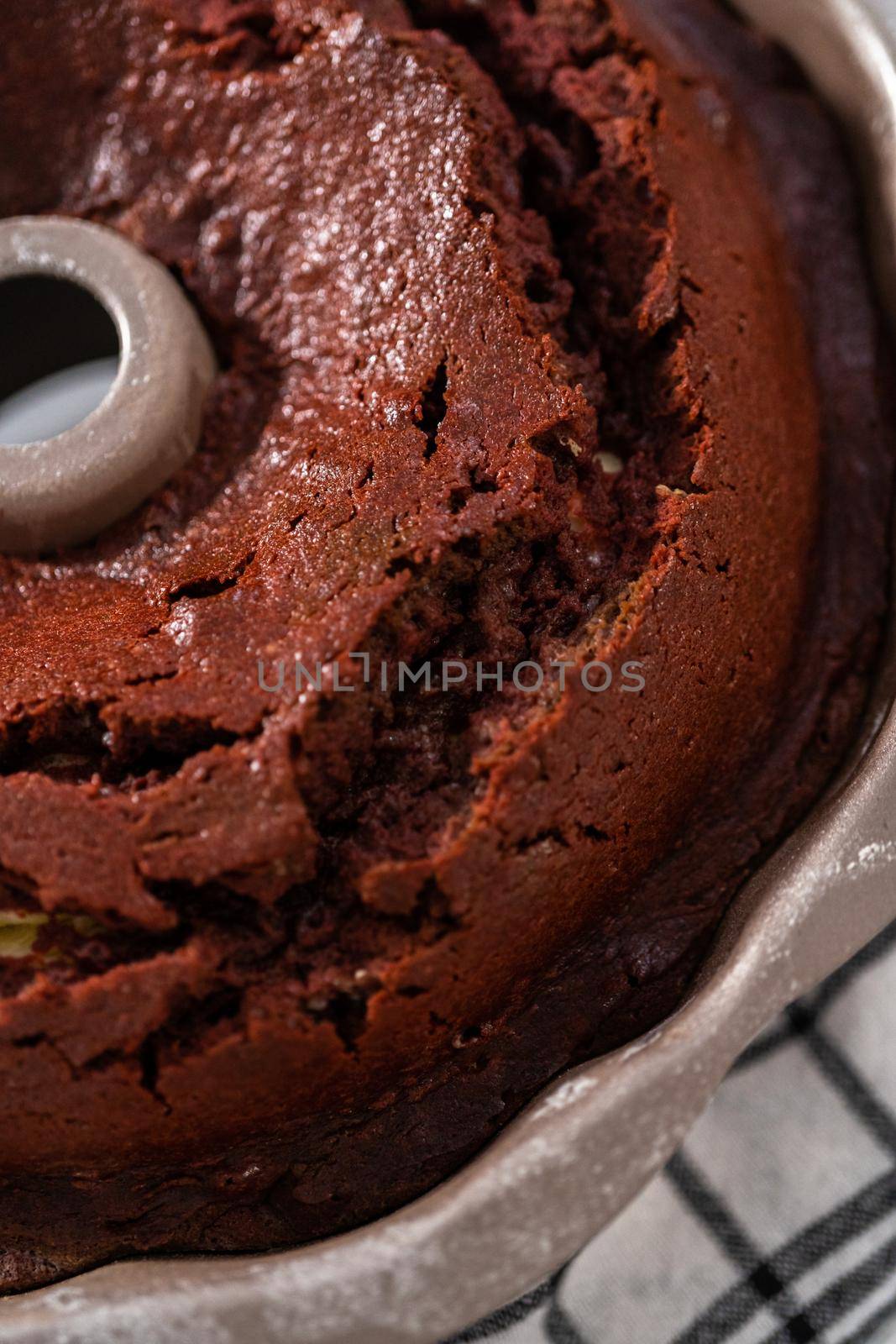 Red velvet bundt cake by arinahabich