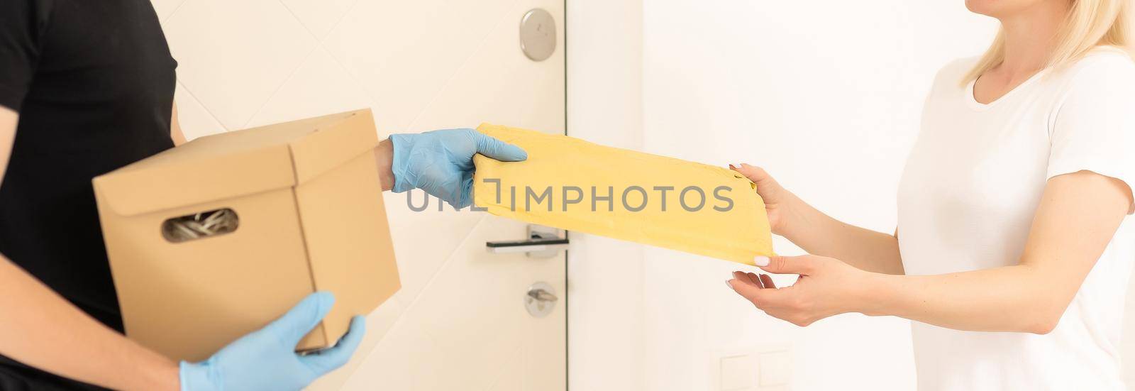 delivery man in protective gloves and a mask.