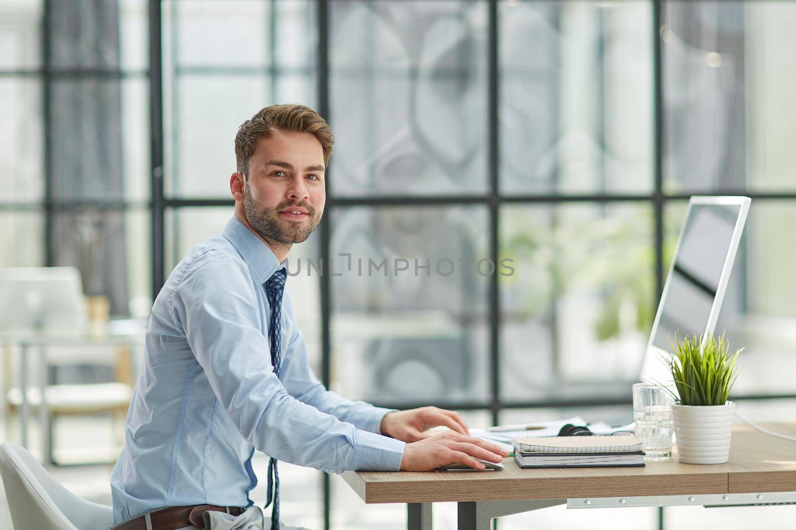 businessman working in the office by Prosto