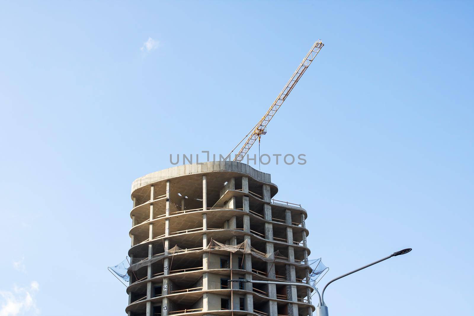 Construction crane and construction of a tall house