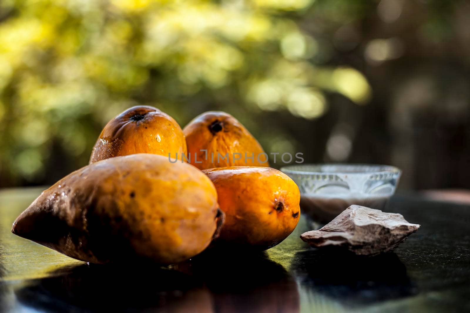 Mango face mask for bright fresh skin consisting of mangoes, yogurt, and fuller’s earth.