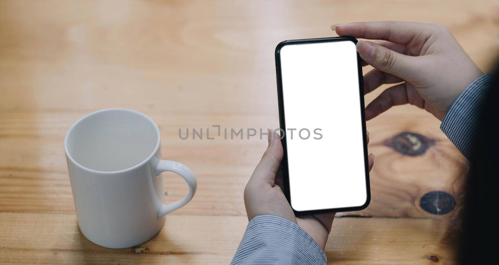 Close up of woman using cell phone,sending massages on the coffee shop.having sunbath.Phone with black screen,texting,video calls,.