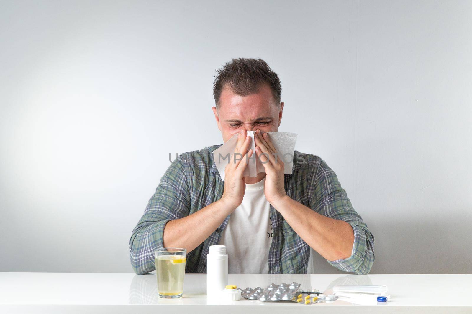 Runny nose and flu in a man - treatment at home with pills and medical supplies by voktybre