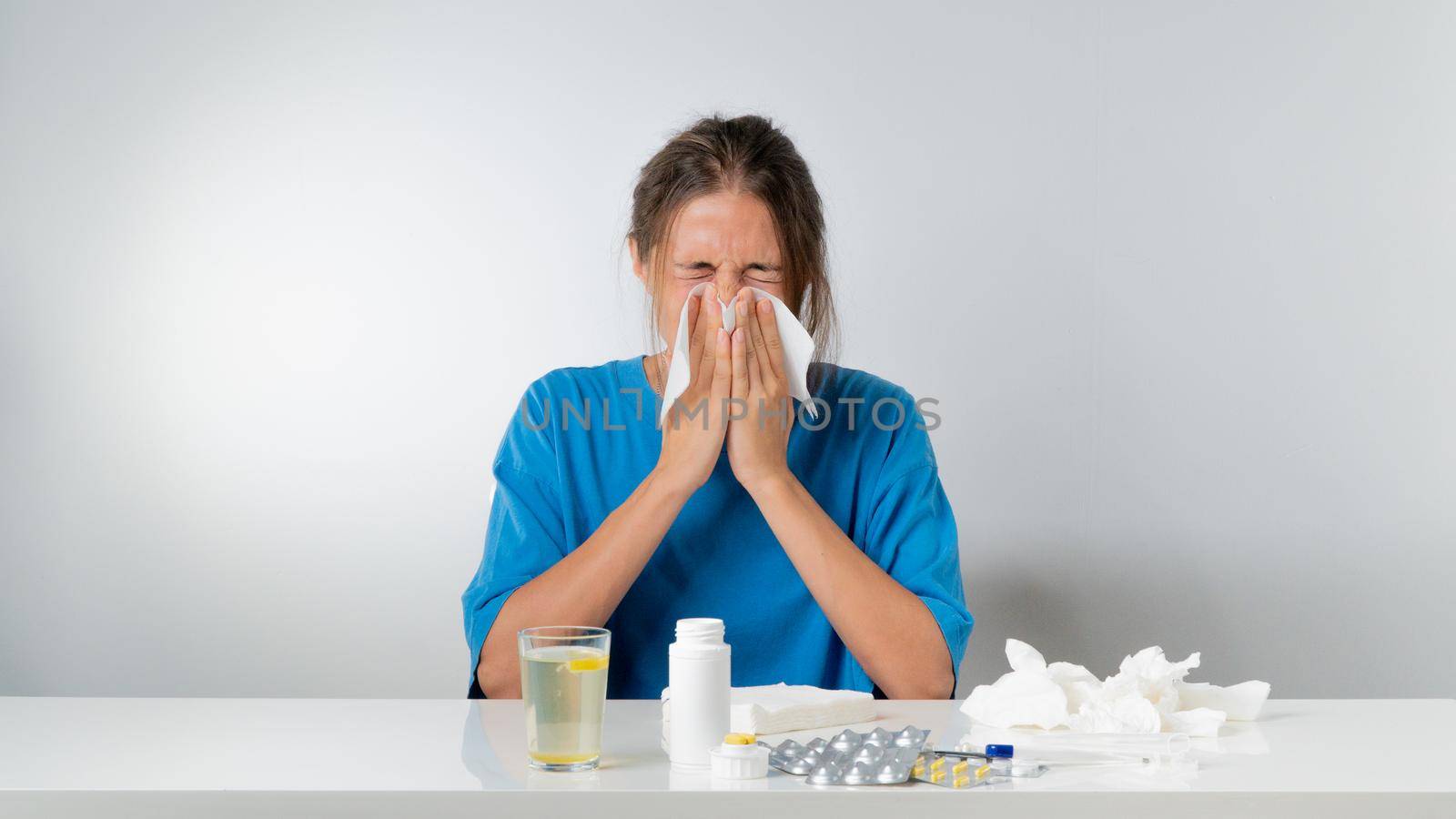 Runny nose in a woman - colds, home treatment with medicines and pills by voktybre