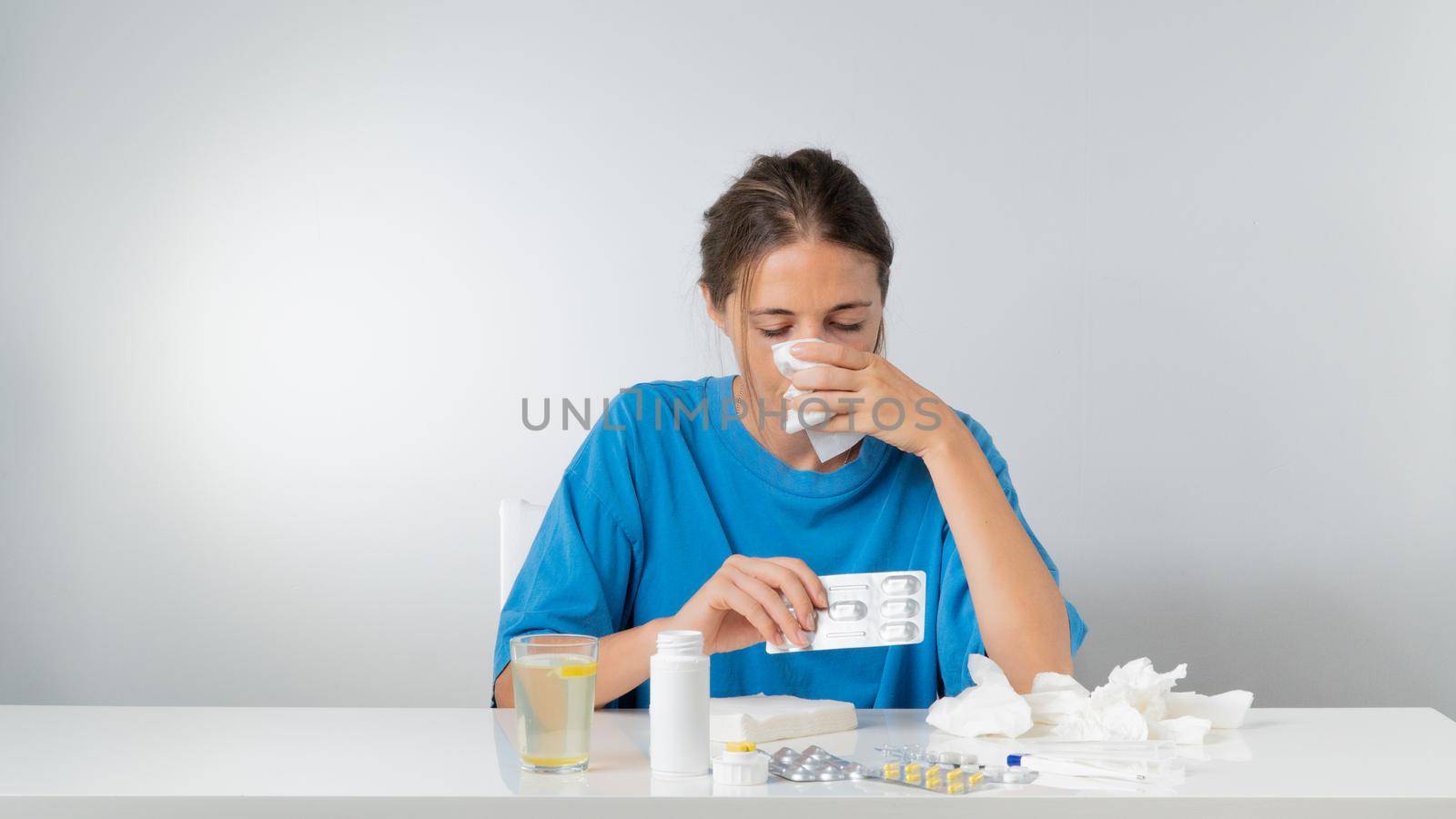 A woman is treated for flu and runny nose, takes pills by voktybre