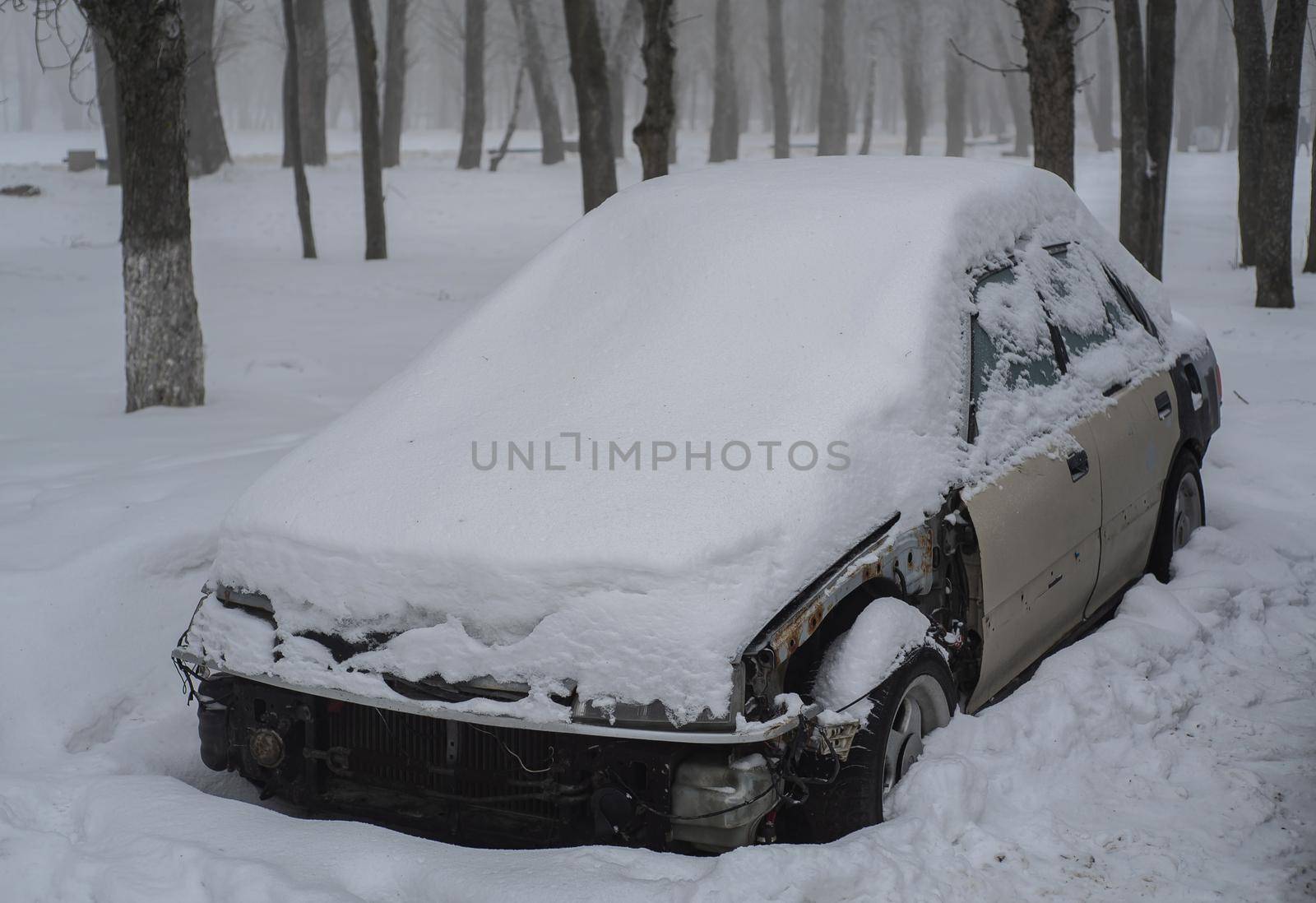 Old faulty car in the snow. by gelog67