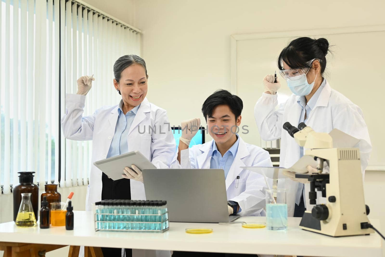 Professional scientist team conducting experiment in laboratory. Medicine and science research concepts.