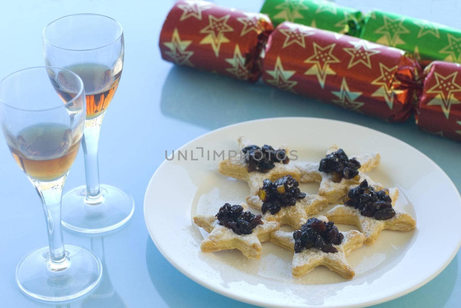 small christmas star shaped pastry and mincemeat appetisers 