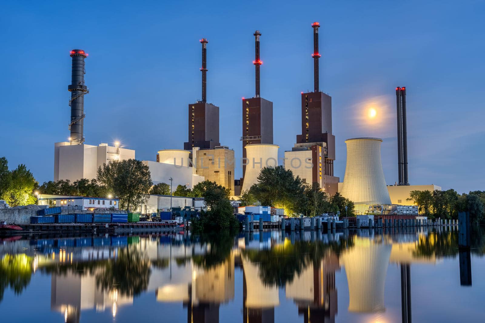 A thermal power station in Berlin at night by elxeneize