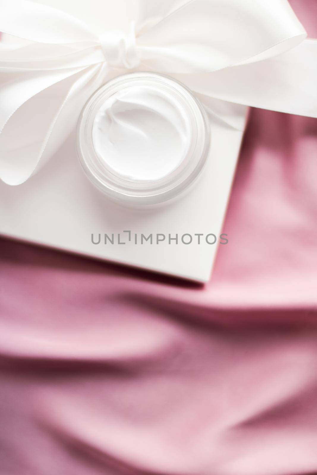 Beauty, cosmetics and skincare styled concept - Luxury moisturizing cream and a white gift box