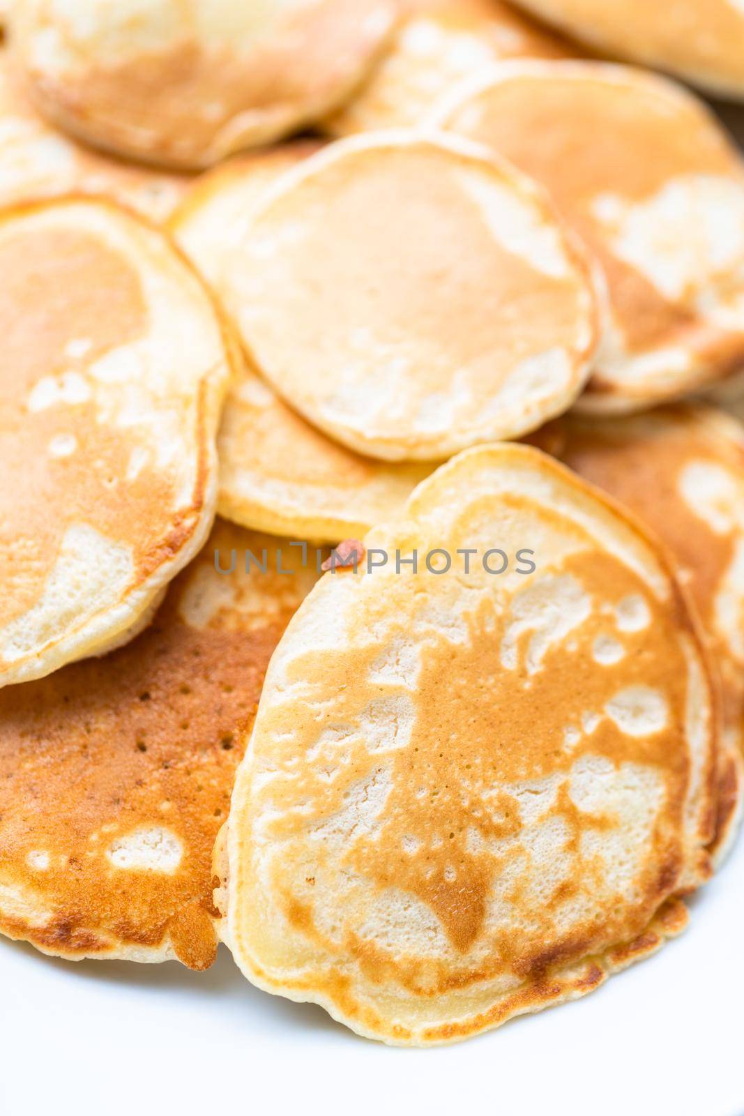 Making pancakes by arinahabich