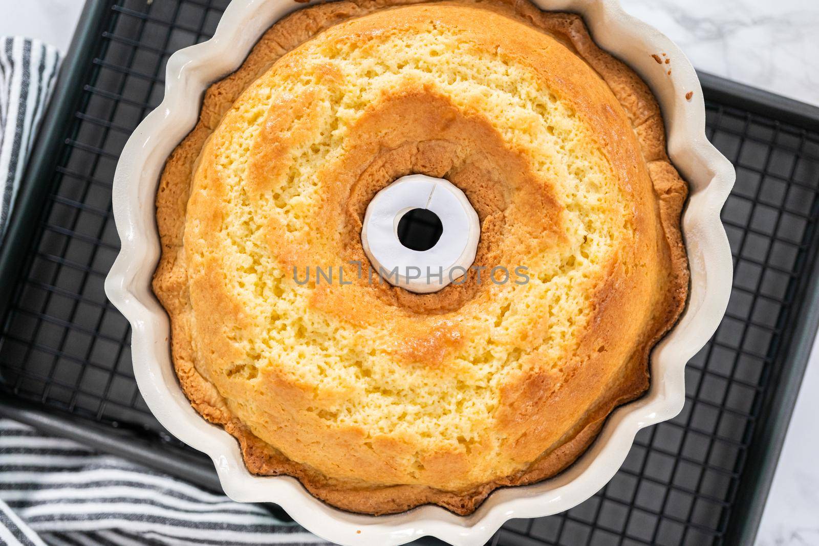 Lemon bundt cake by arinahabich