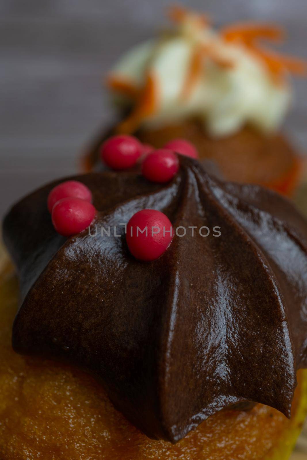 chocolate and cream and carrot cupcakes by joseantona