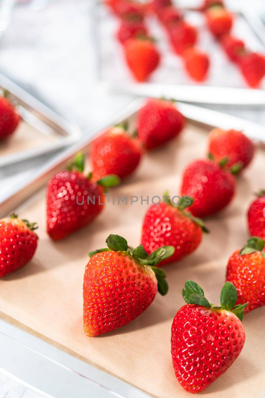 Ingredients to prepare chocolate dipped strawberries.