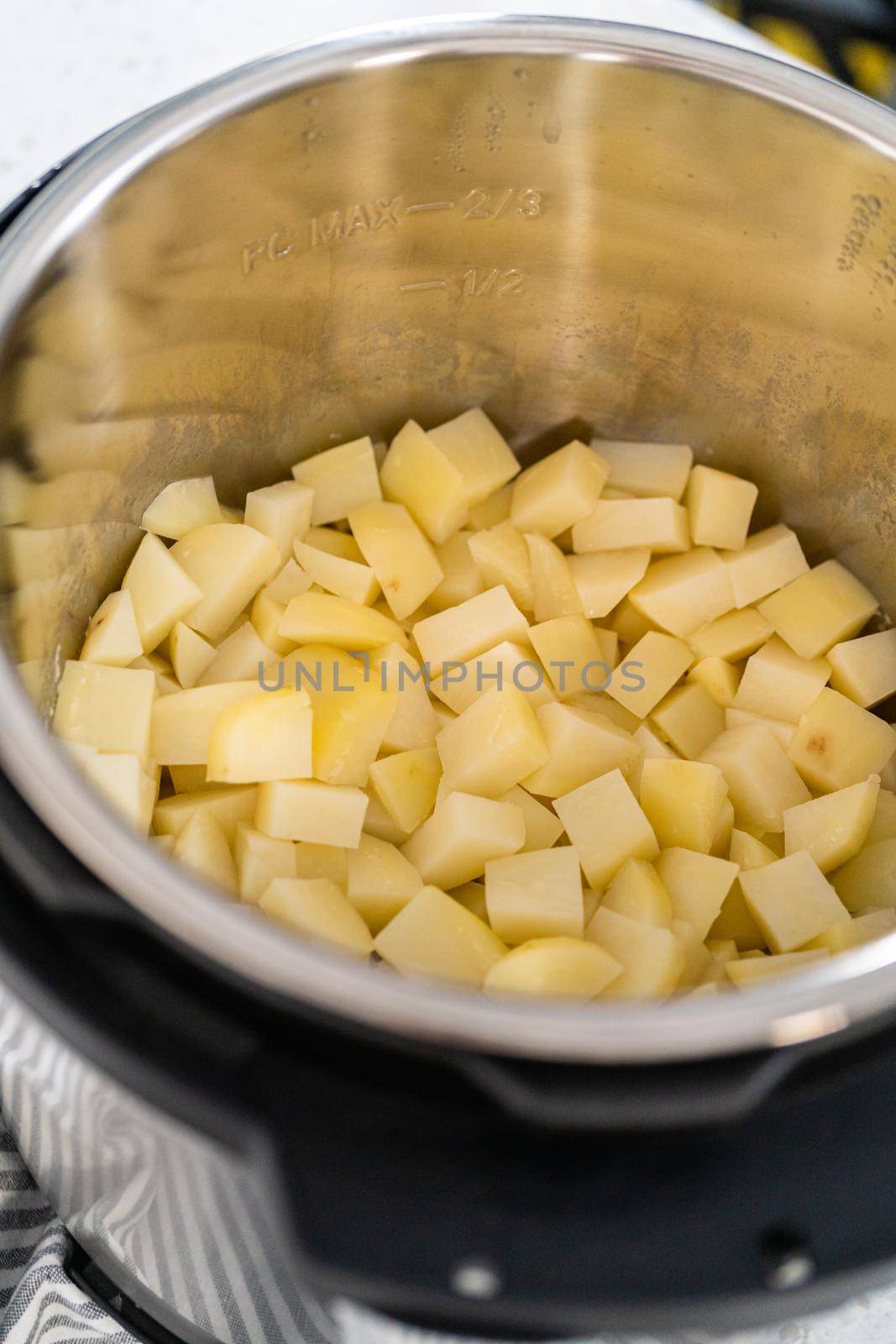 Cooking potatoes and eggs in a pressure cooker to make potato salad.