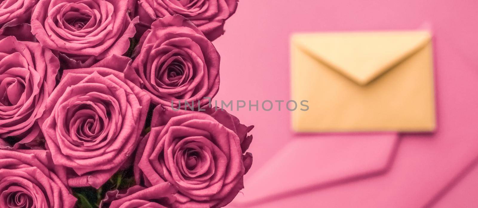 Holidays gift, floral present and happy relationship concept - Holiday love letter and flowers delivery, luxury bouquet of roses and card on blush pink background for romantic holiday design