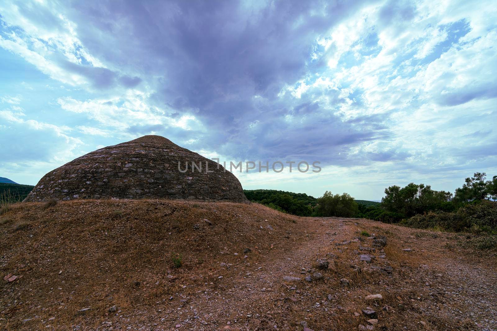 A Mycenaean age grave at the archaeological site of Peristeria in Kyparissia by ankarb