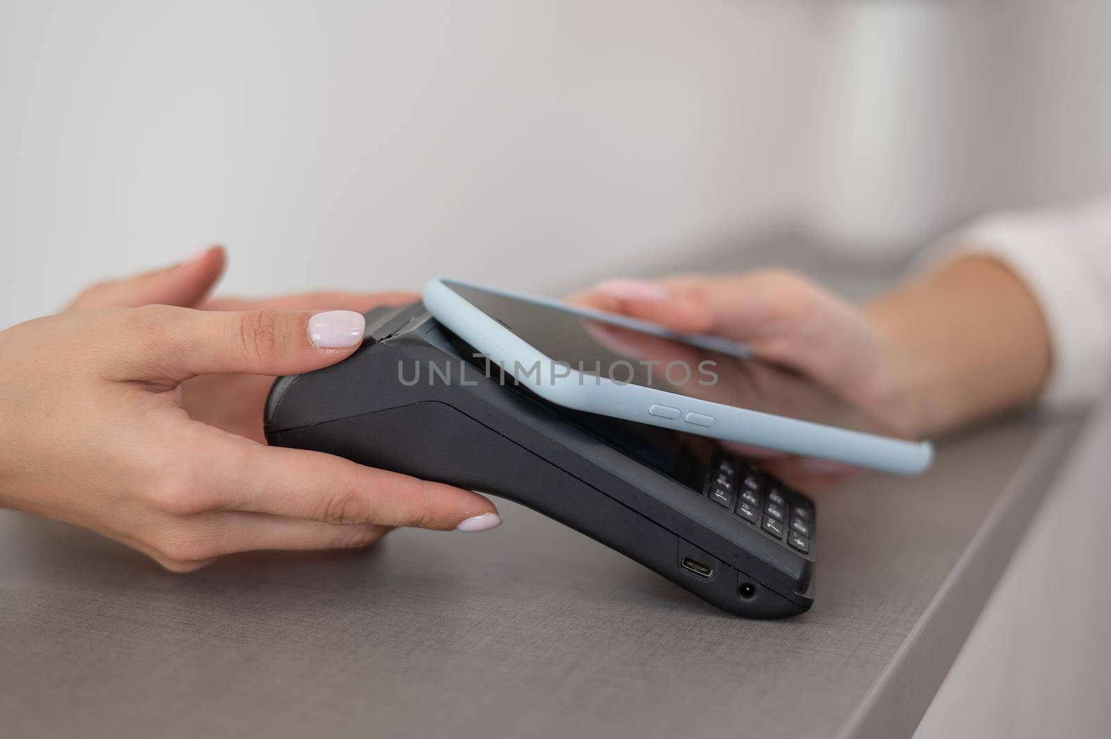 A woman pays using a non -contact payment of the NFC used by a smartphone. by mrwed54