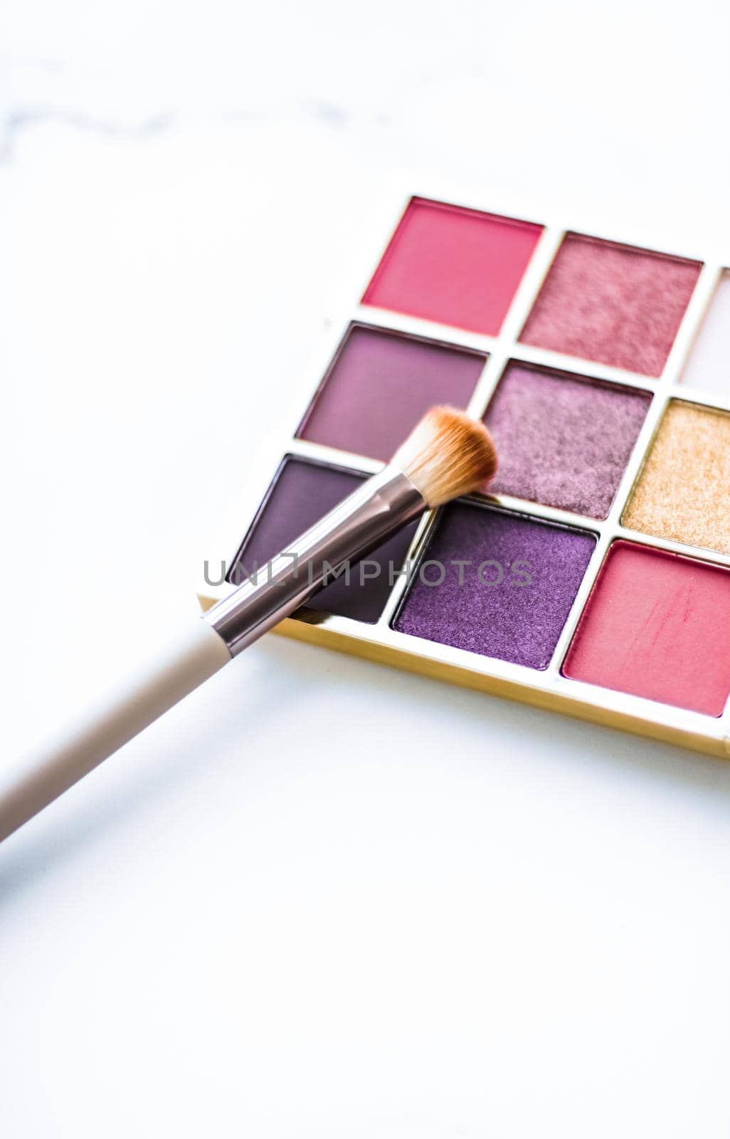 Cosmetic branding, fashion blog and glamour set concept - Eye shadow palette swatches on marble background, make-up and eyeshadows cosmetics product for luxury beauty brand and holiday flatlay design