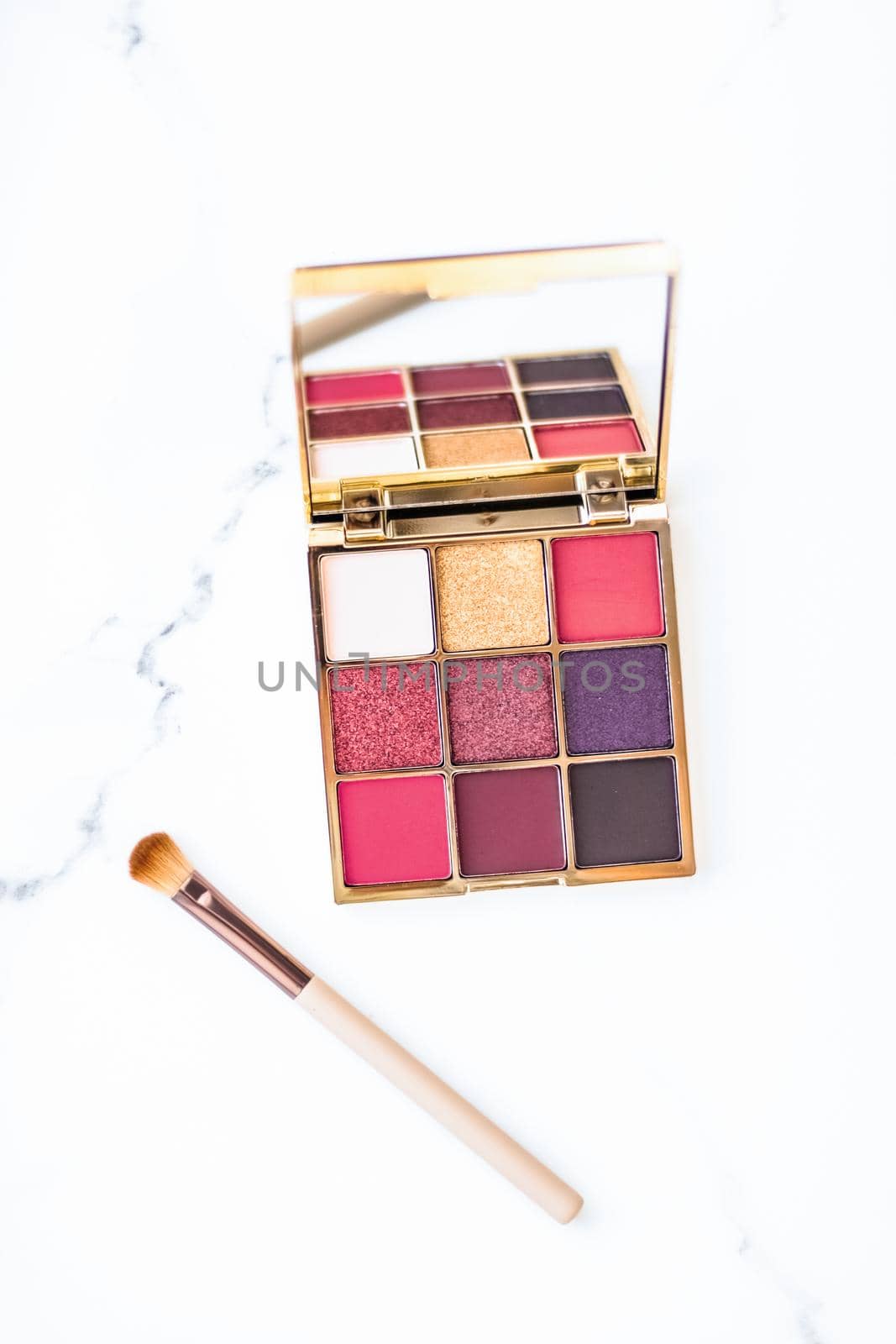 Cosmetic branding, fashion blog and glamour set concept - Eye shadow palette swatches on marble background, make-up and eyeshadows cosmetics product for luxury beauty brand and holiday flatlay design