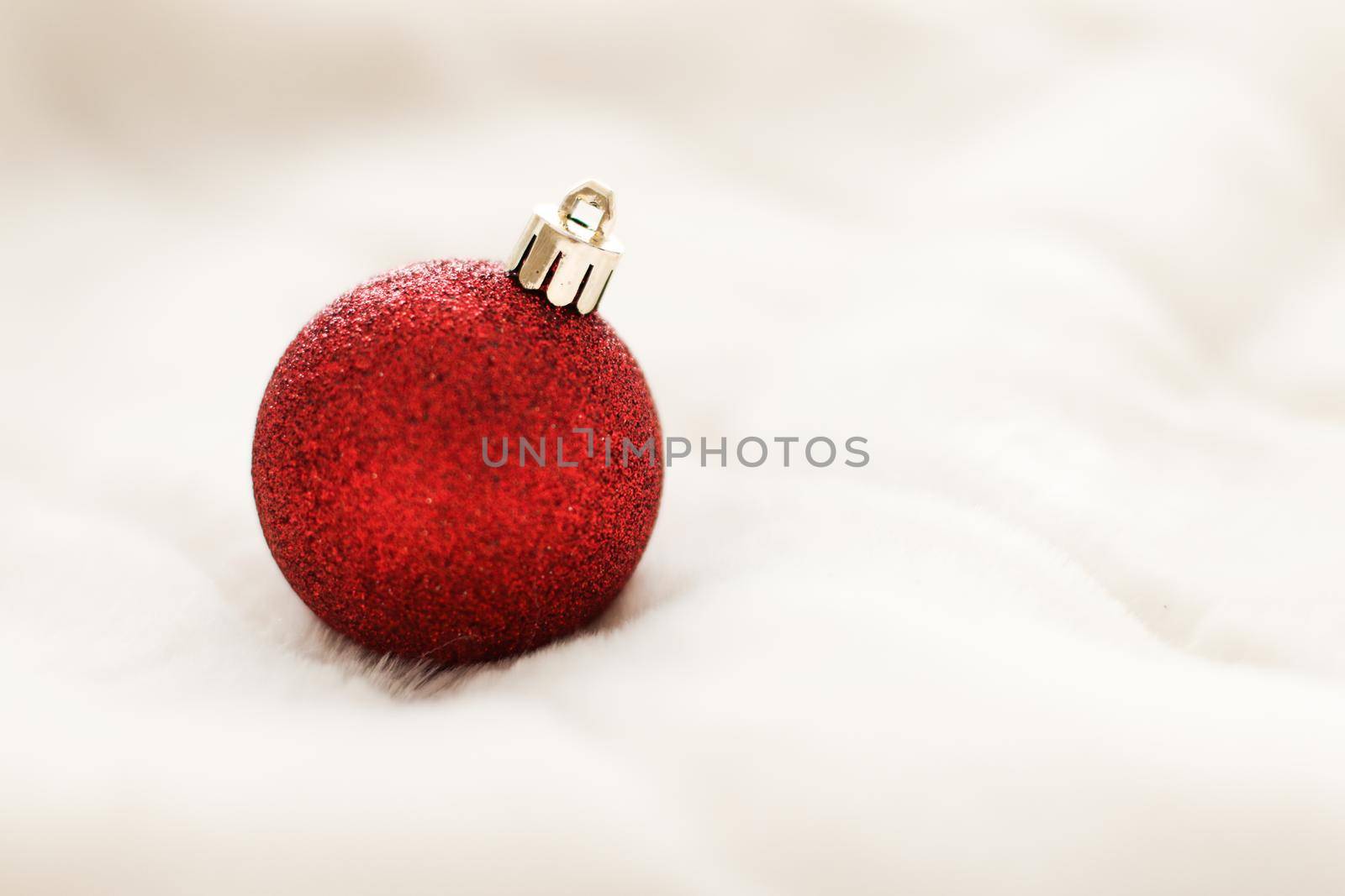 Gift decor, New Years Eve and happy celebration concept - Red Christmas baubles on white fluffy fur backdrop, luxury winter holiday design background