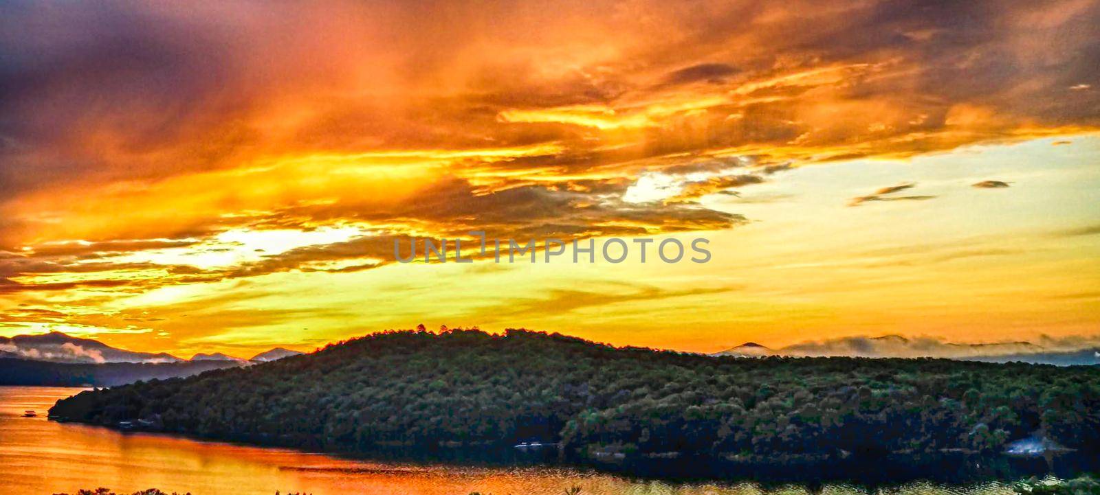 beautiful early morning sunrise on lake jocassee south carolina