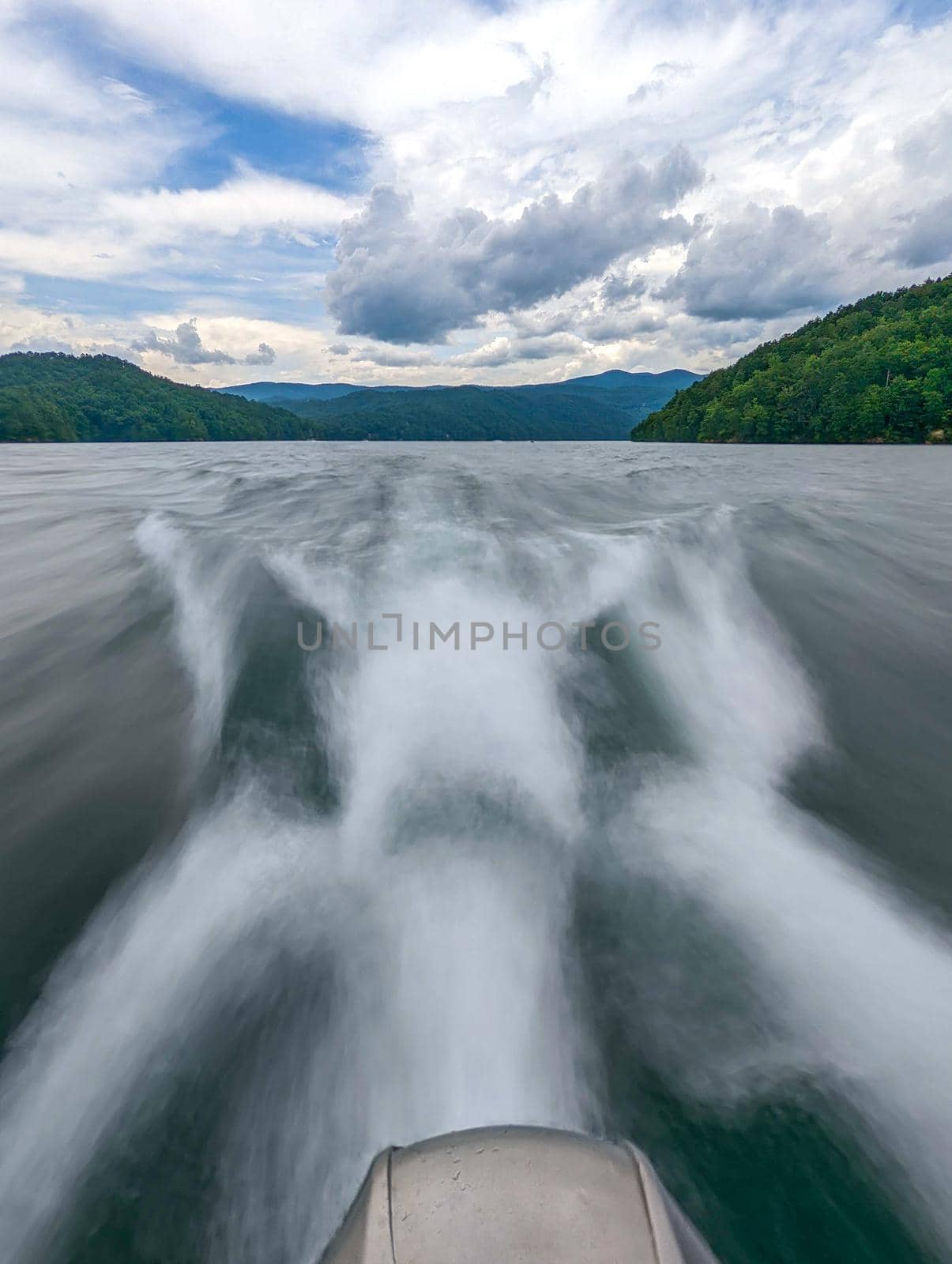 Boating around lake jocassee south carolina