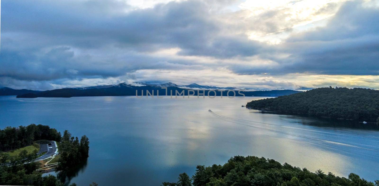 beautiful scenic views at lake jocassee south carolina