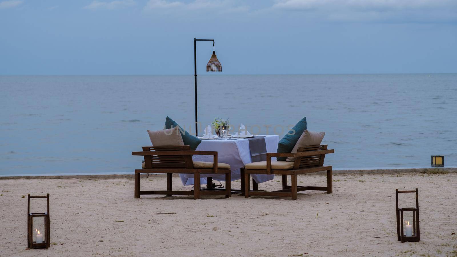 Romantic dinner table by the ocean by fokkebok