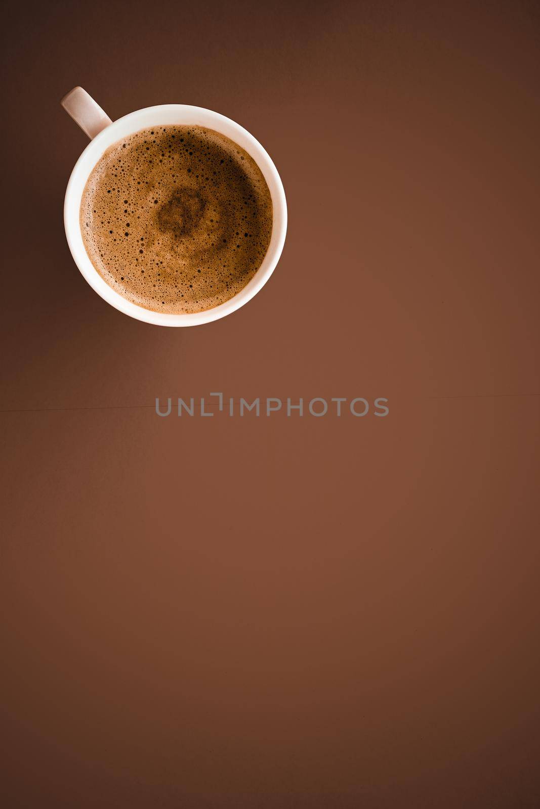 Drinks menu, italian espresso recipe and organic shop concept - Cup of hot coffee as breakfast drink, flatlay cups on brown background