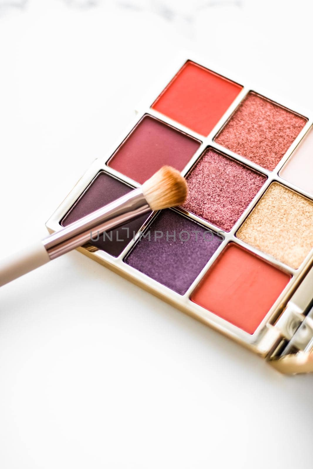 Cosmetic branding, fashion blog and glamour set concept - Eye shadow palette swatches on marble background, make-up and eyeshadows cosmetics product for luxury beauty brand and holiday flatlay design