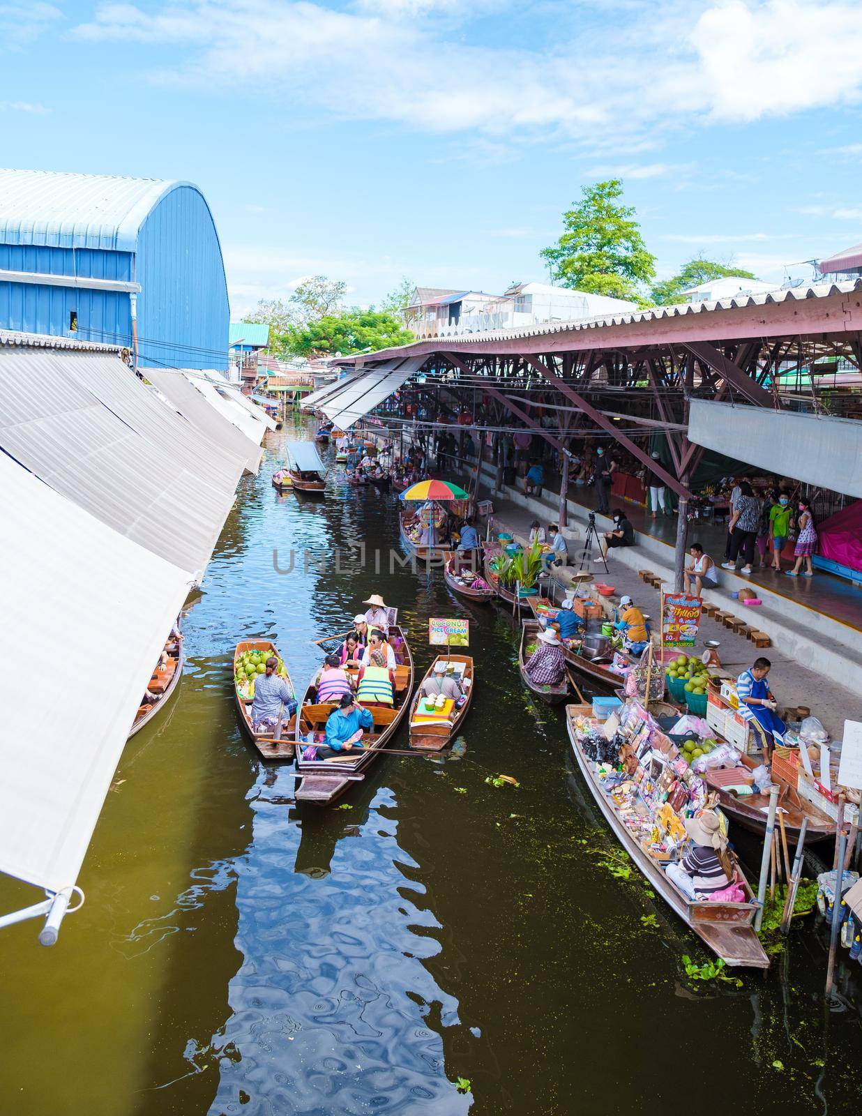 People at Damnoen saduak floating market, Bangkok Thailand by fokkebok