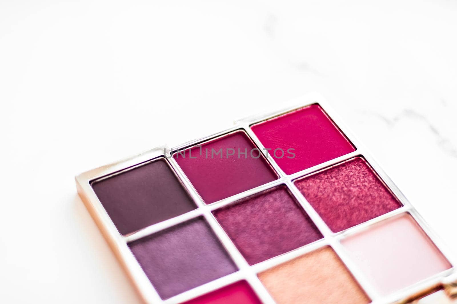 Cosmetic branding, fashion blog and glamour set concept - Eye shadow palette swatches on marble background, make-up and eyeshadows cosmetics product for luxury beauty brand and holiday flatlay design