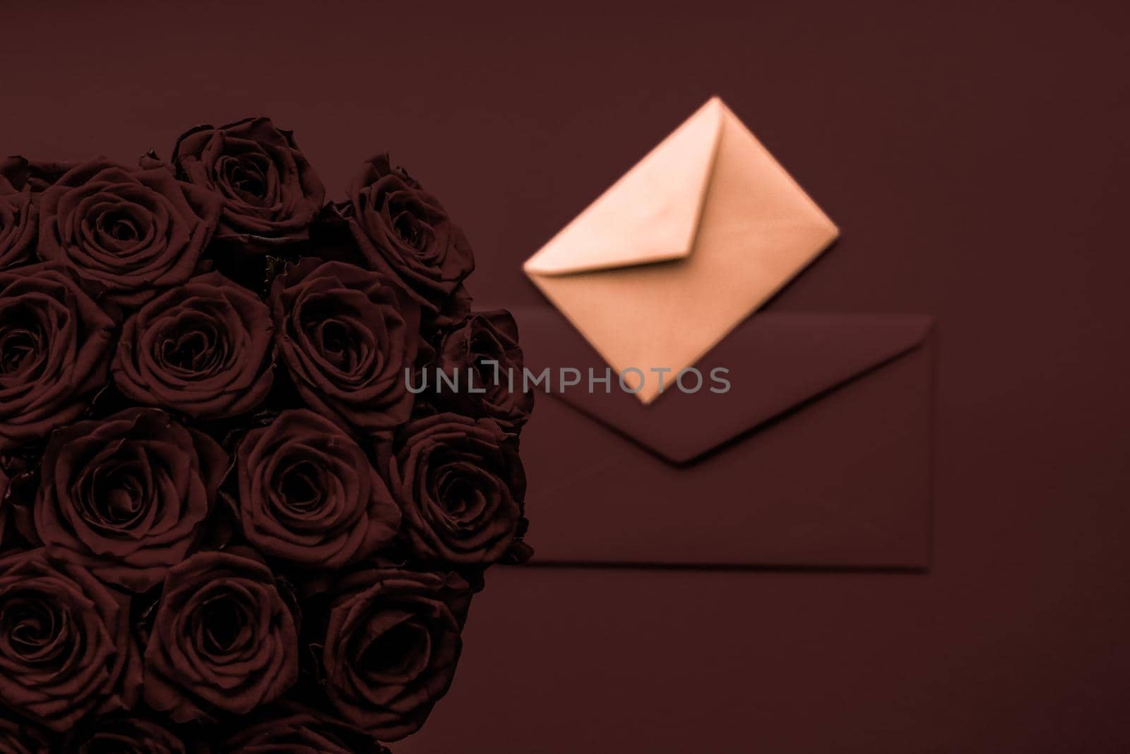 Holidays gift, floral present and happy relationship concept - Love letter and flowers delivery on Valentines Day, luxury bouquet of roses and card on chocolate background for romantic holiday design