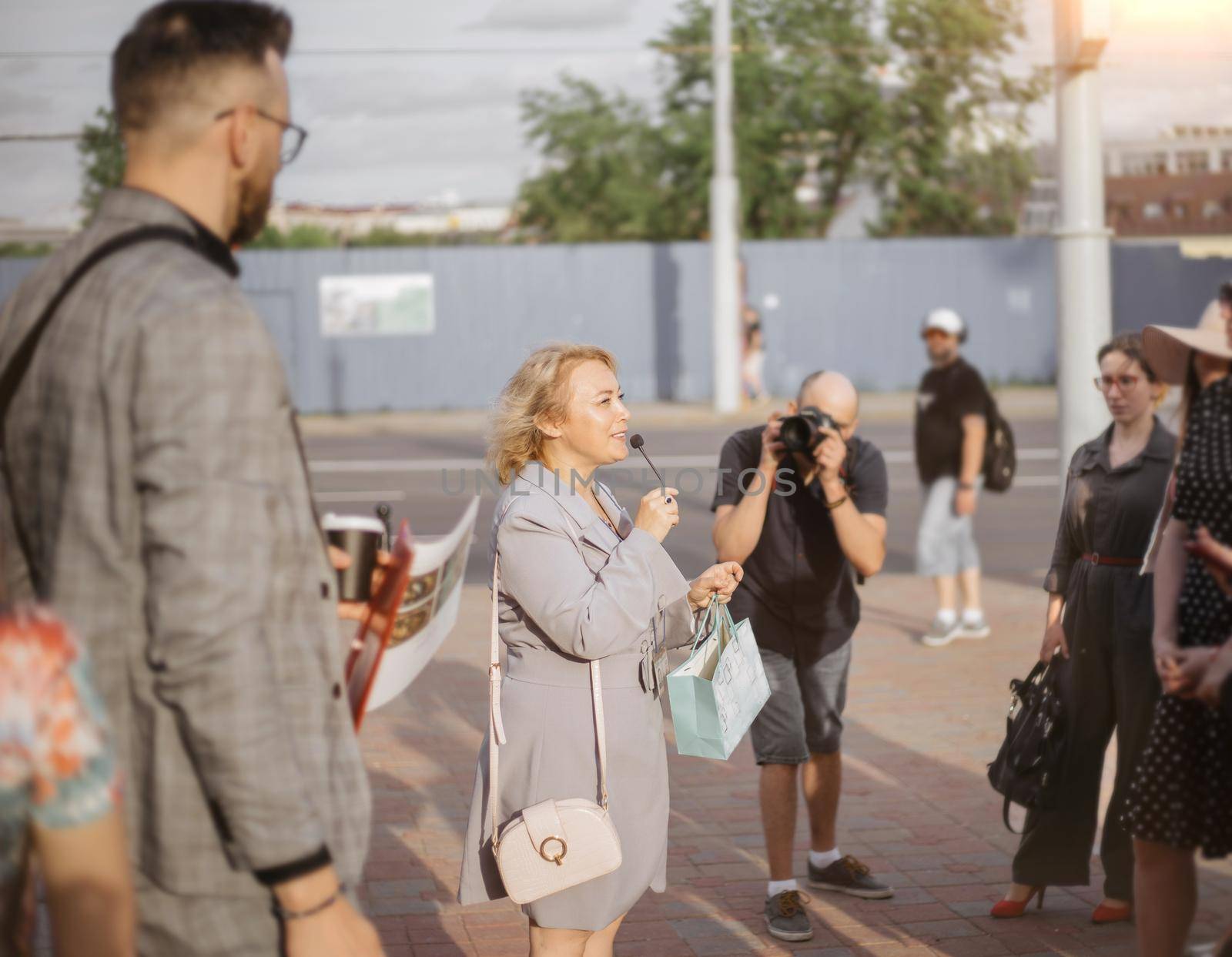 image of a female guide conducting an excursion for foreign tourists.