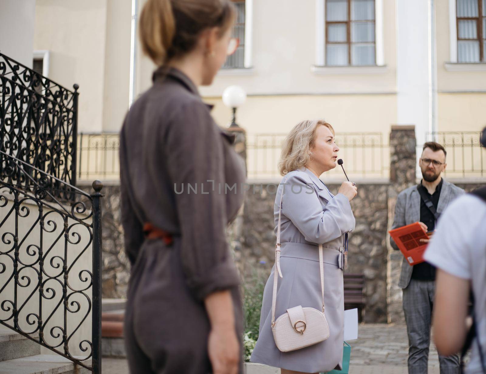 image of an organized group of tourists during an excursion .