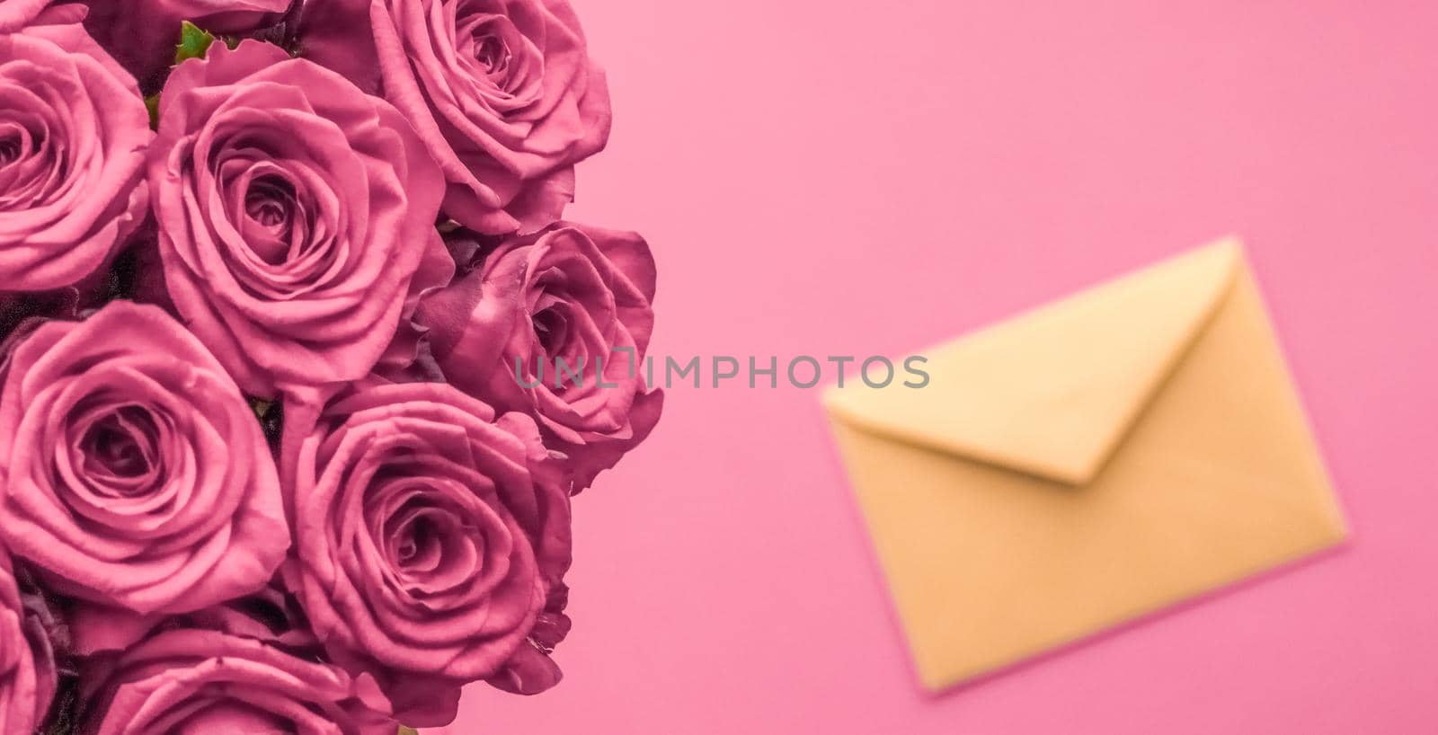 Holidays gift, floral present and happy relationship concept - Holiday love letter and flowers delivery, luxury bouquet of roses and card on blush pink background for romantic holiday design