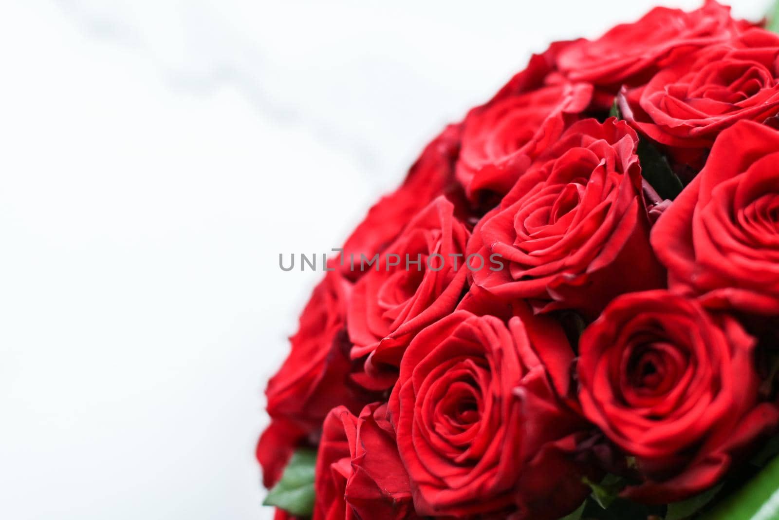 Flowers as a gift, romantic relationship and floral design concept - Holiday love present on Valentines Day, luxury bouquet of red roses