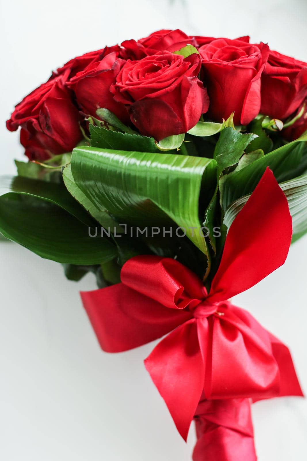 Flowers as a gift, romantic relationship and floral design concept - Holiday love present on Valentines Day, luxury bouquet of red roses