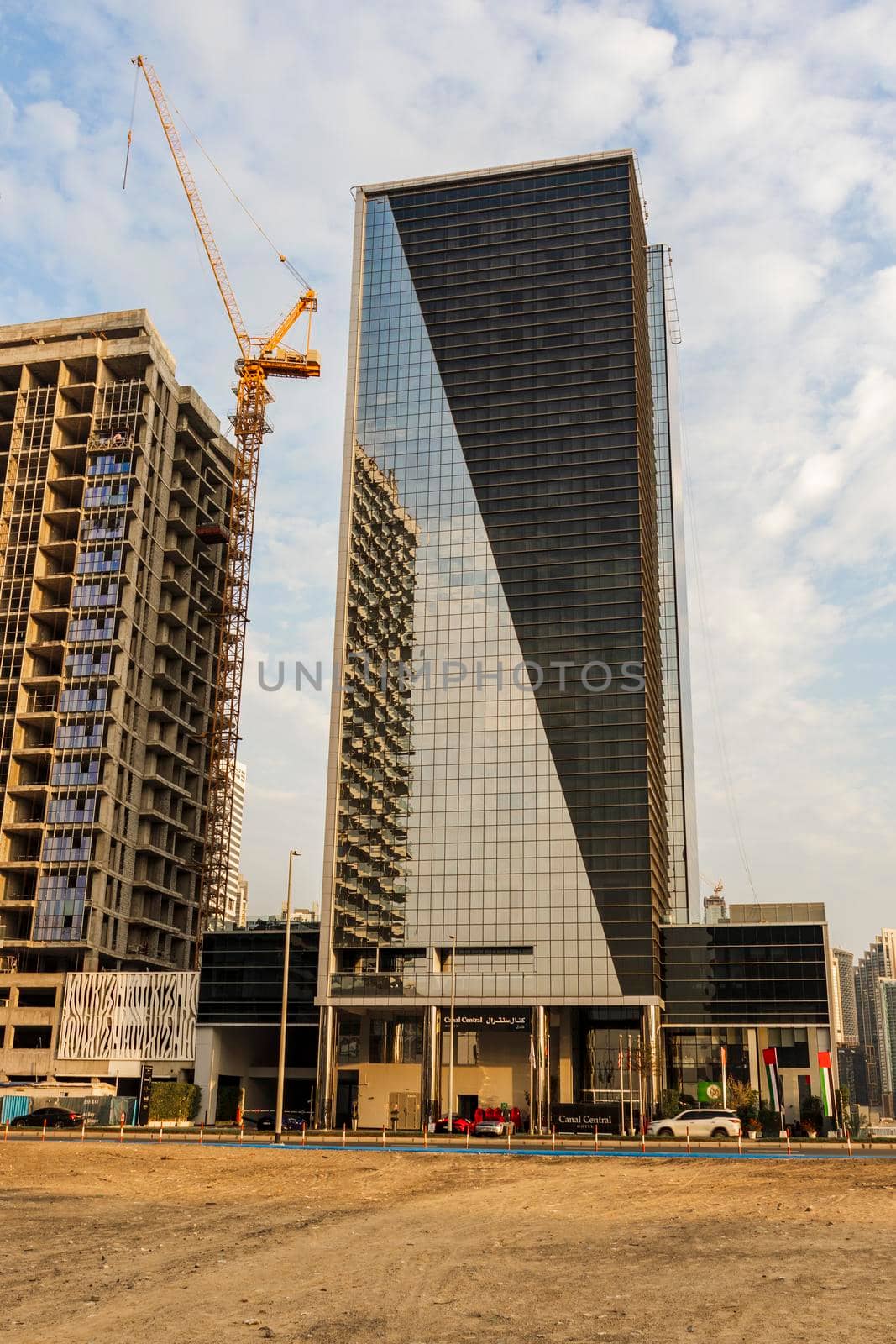 Dubai, UAE - 01.19.2021 - Early morning hour in Business Bay district.